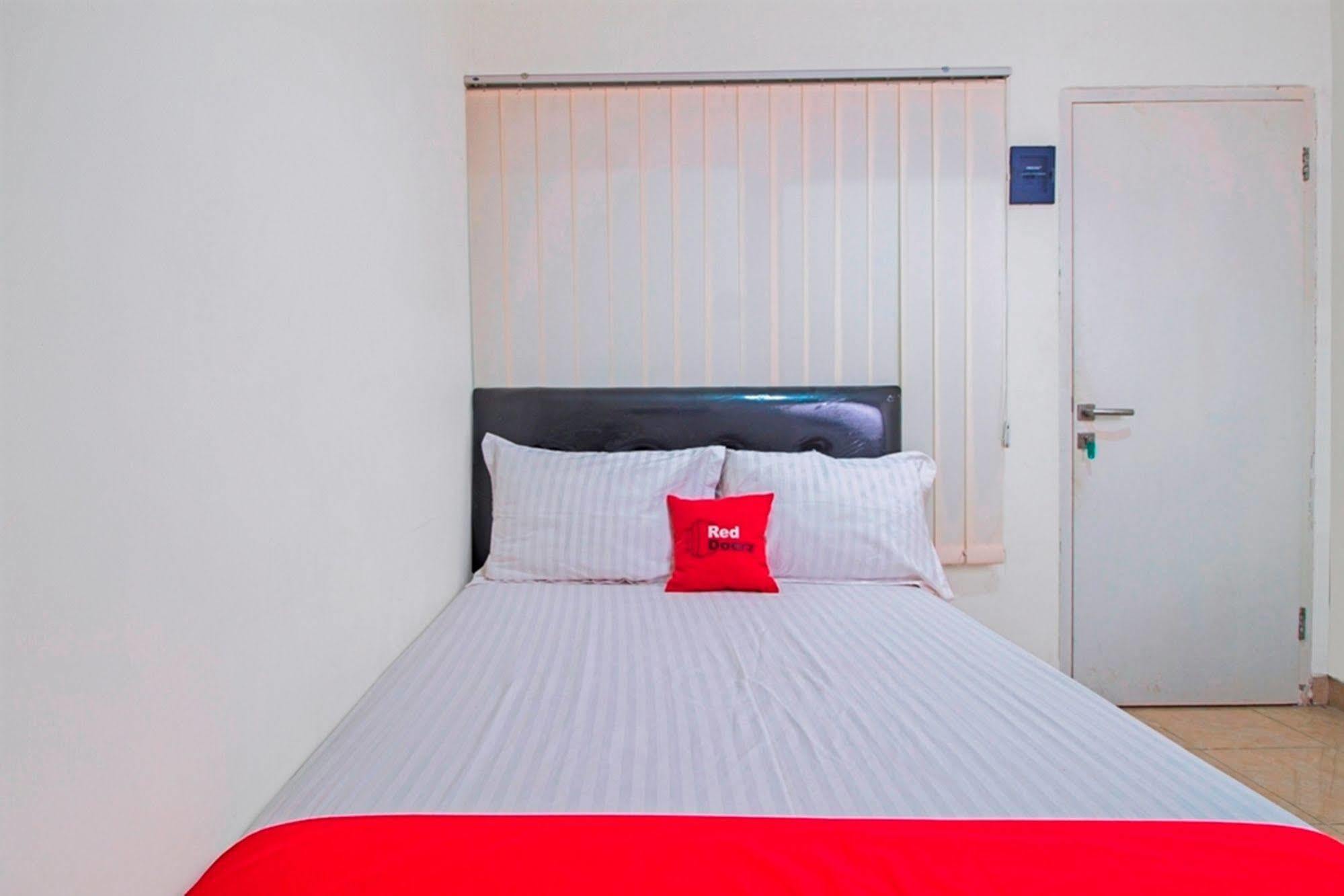 Guest house Reddoorz @ Salemba Raya 2*
