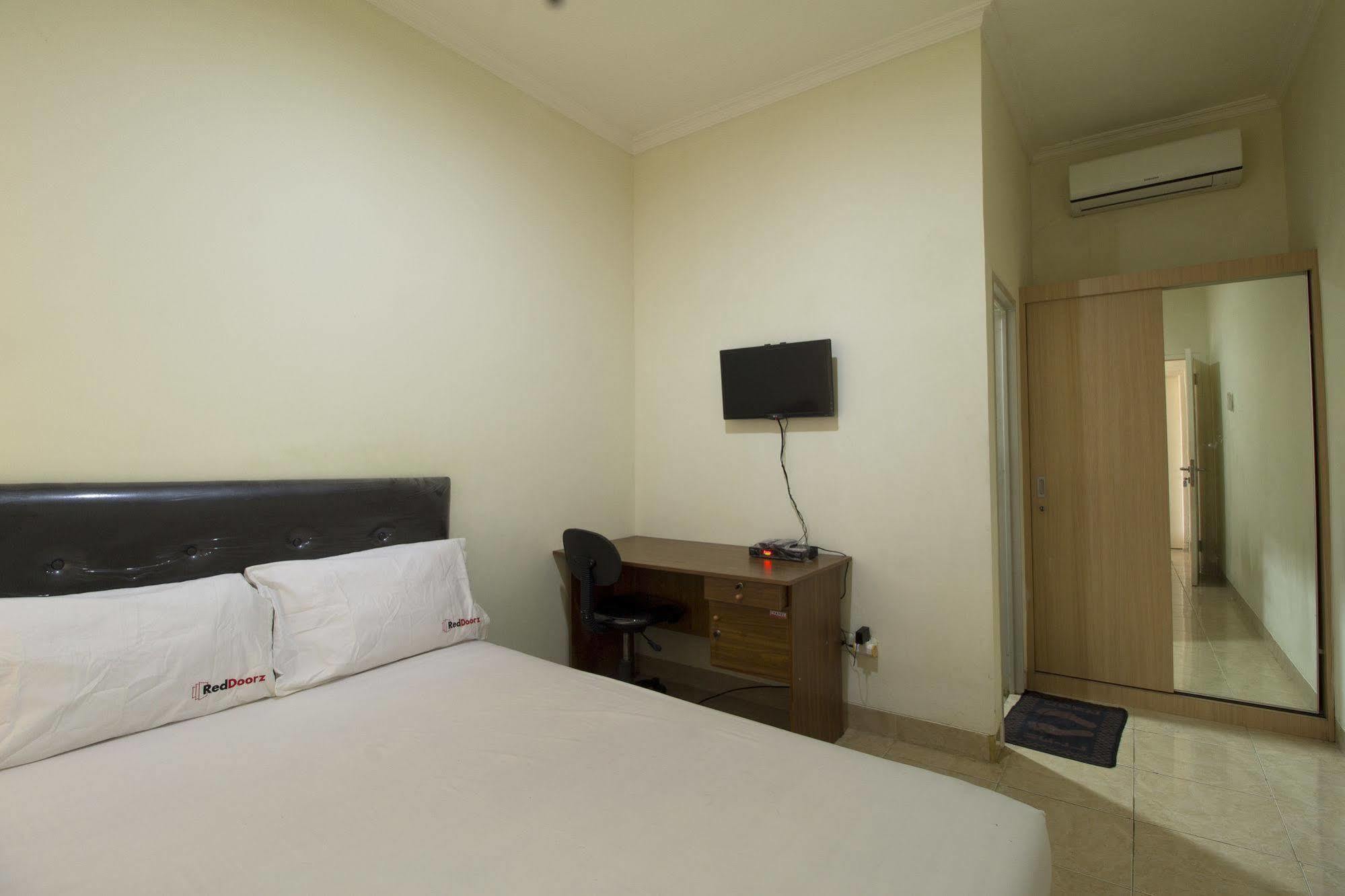 Guest house Reddoorz @ Salemba Raya 2*